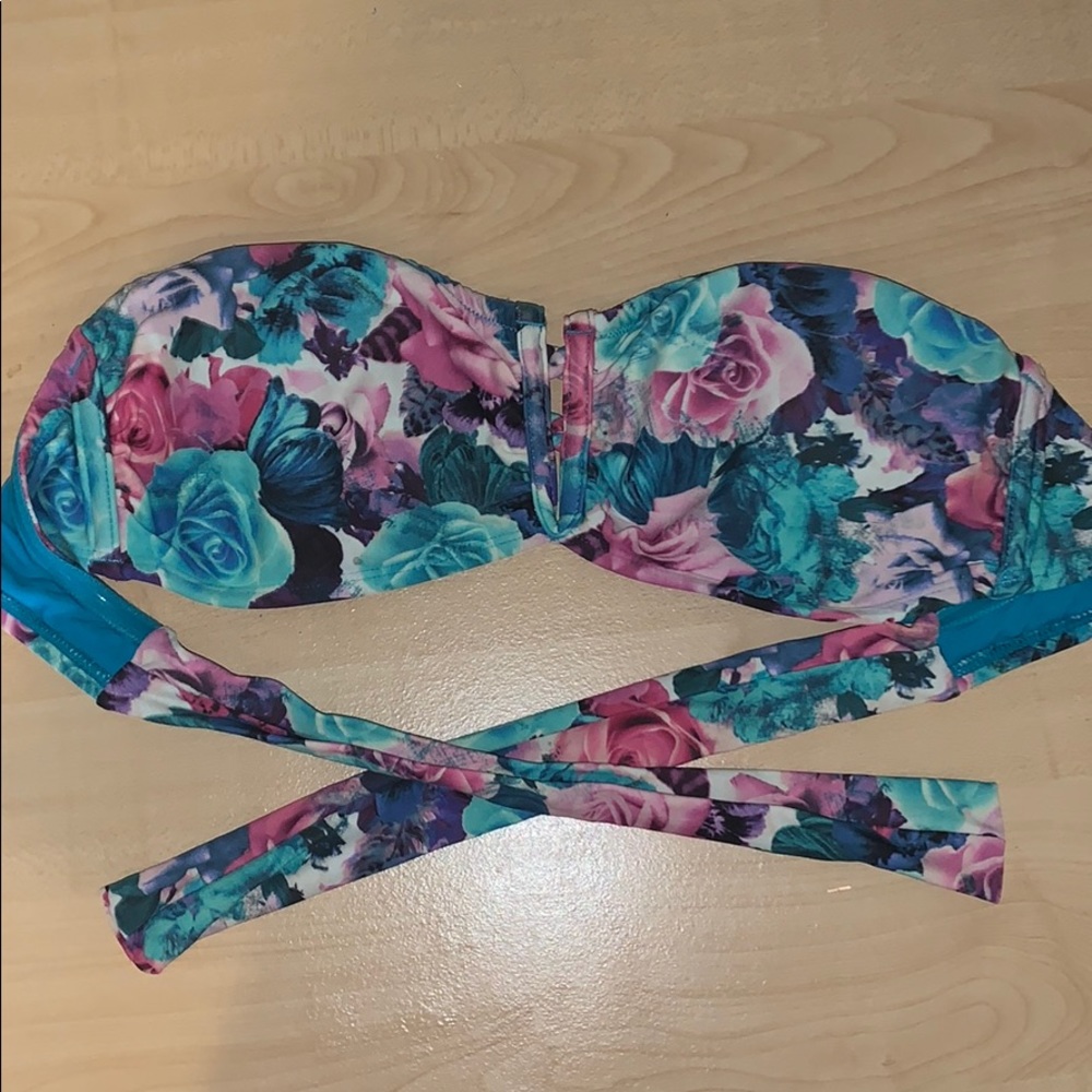 Bikini top (missing top straps)